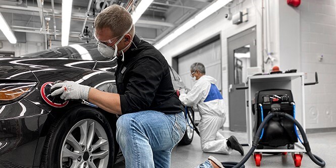 Arbeiter mit Cubitron-Netzschleifscheibe
