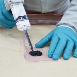 Auftragen von Kunststoffklebstoff mit einer Handdruckpistole