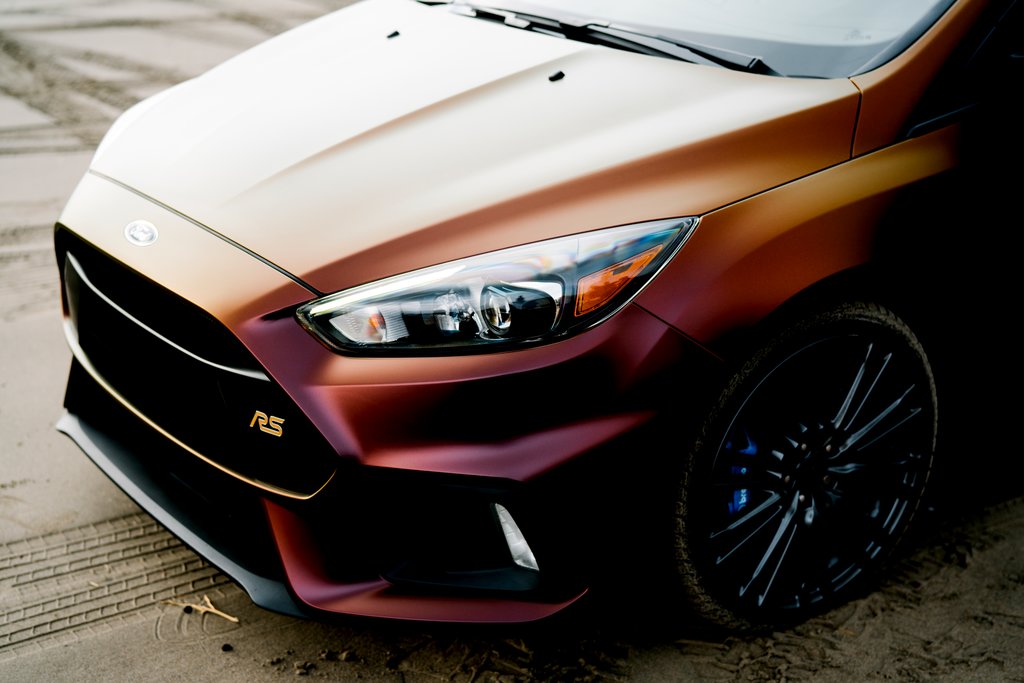 Auto mit Satin Flip Volcanic Flare Wrap gewickelt