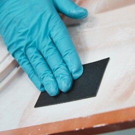 Anbringen eines Kunststoff-Reparaturpflasters auf der Rückseite der beschädigten Stoßstange