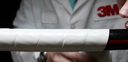 Weißes 3M™ Band schützt Stromkabel vor elektrischen Lichtbögen.
