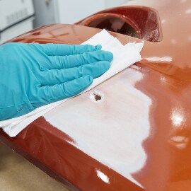 Reinigen des Reparaturbereichs mit einem professionellen Karosseriereinigungstuch