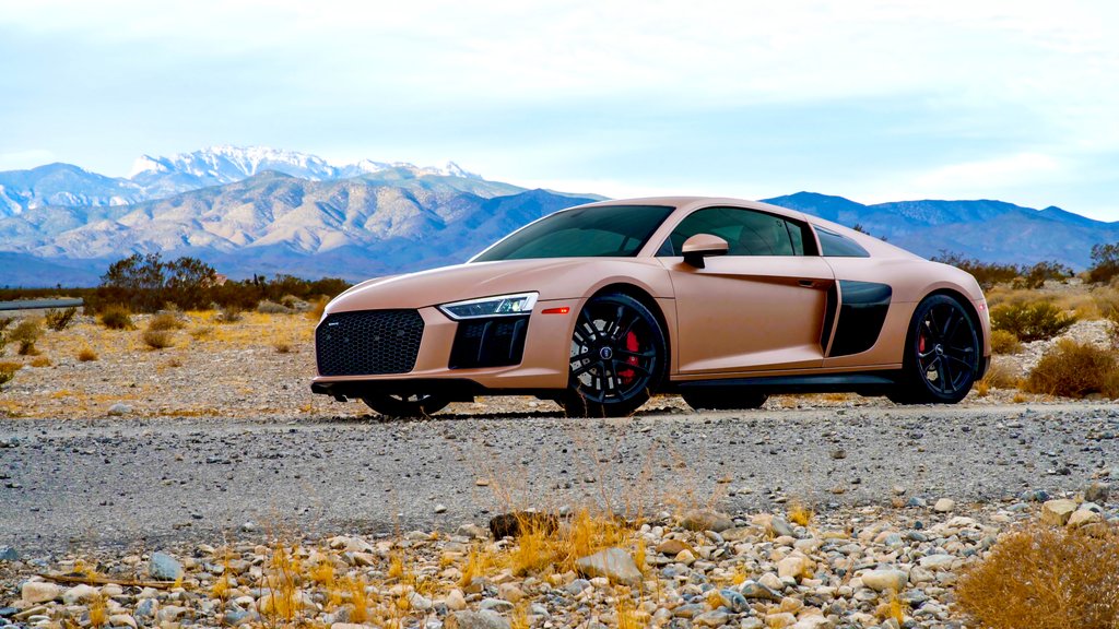 Auto mit Satin Caramel Luster Wrap gewickelt