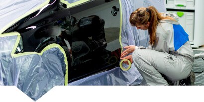 Abdecken des Fahrzeugs für die Autoreparatur
