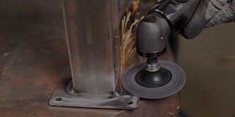 Bild mit der Scotch-Brite™ Präzisions-HD-Vliesscheibe im Einsatz
