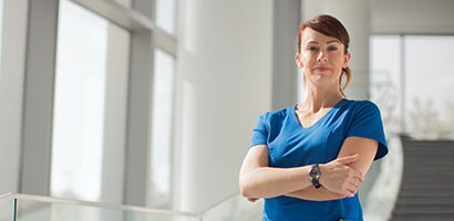 Verpleegkundige die Cavilon Geavanceerde huidbescherming gebruikt
