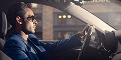 Mann in einem Auto mit 3M Fensterfolien
