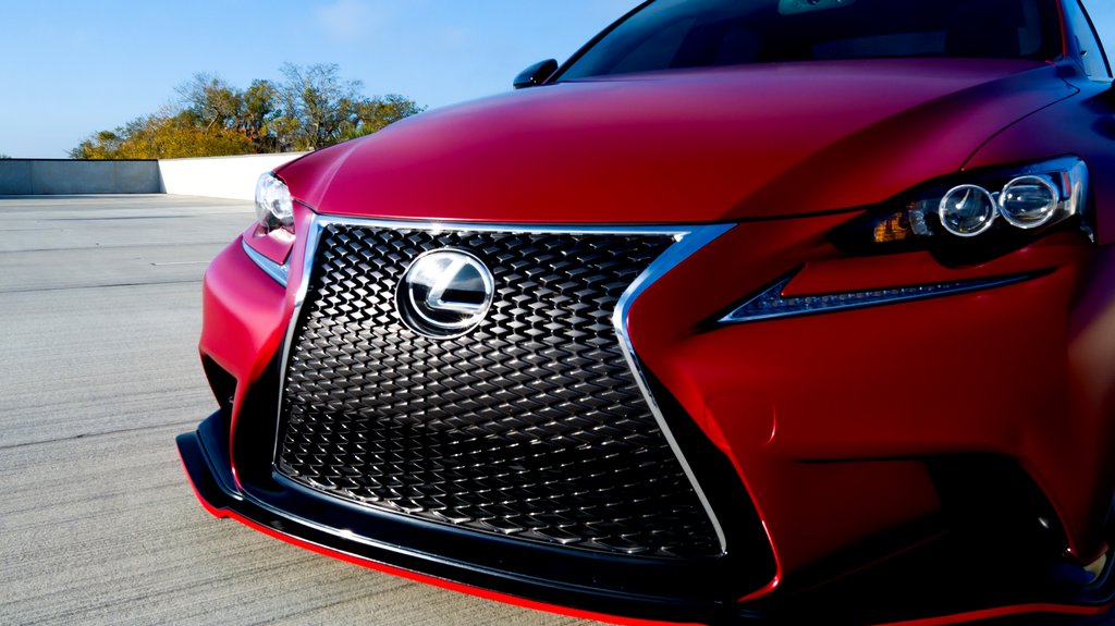 Auto mit Satin Vampire Red Wrap umwickelt