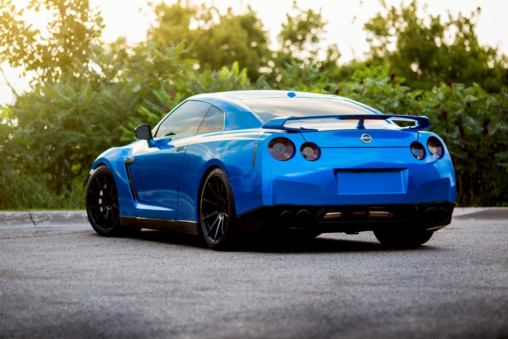 Auto mit Gloss Blue Fire Wrap umwickelt