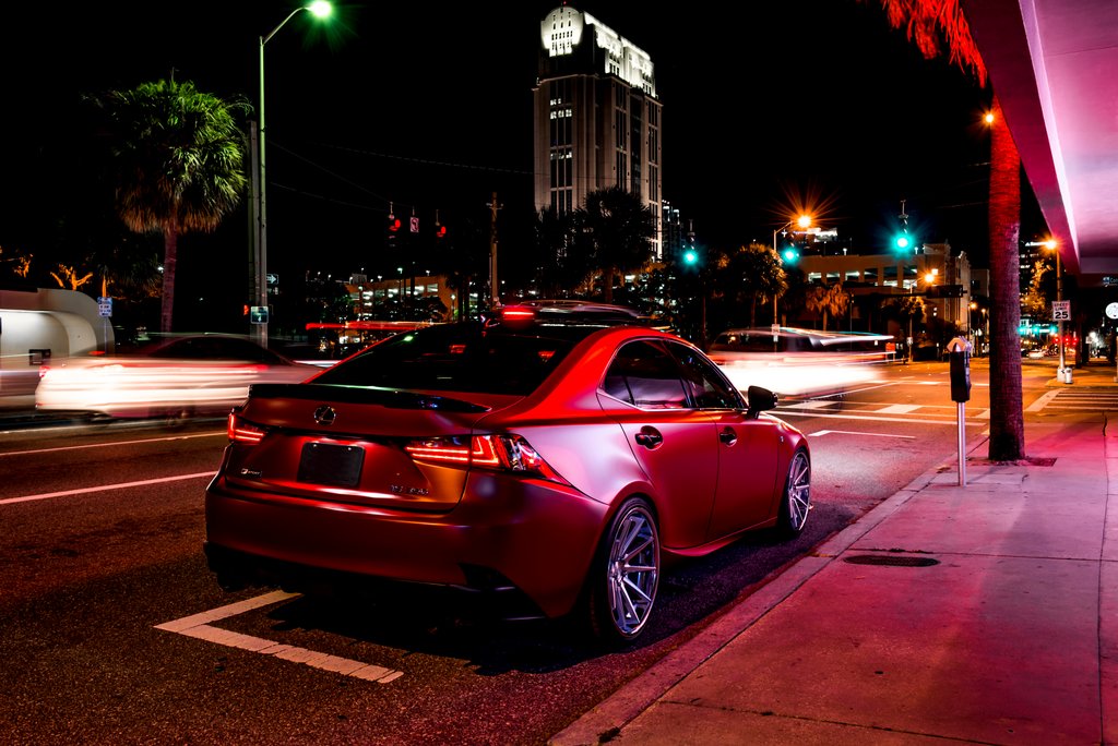 Auto mit Satin Vampire Red Wrap umwickelt