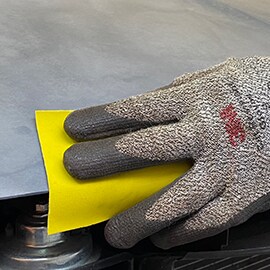 Vorschleifen von Kanten und Rändern mit den 3M™ Hookit™ Flexiblen Schleifstreifen