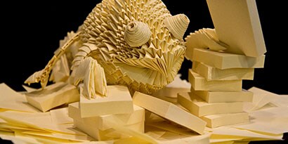 Zwei Wochen und 800 Post-it® Notes später war sein unglaubliches Chamäleon fertig