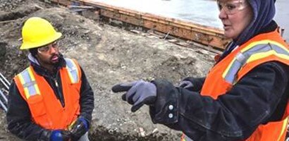 Ein 3M™ Außendienstmitarbeiter unterstützt und schult einen Arbeiter vor Ort.
