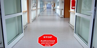 Bild von Innenraum mit Fußboden, Glastüren, rote Bodenbeschriftung
