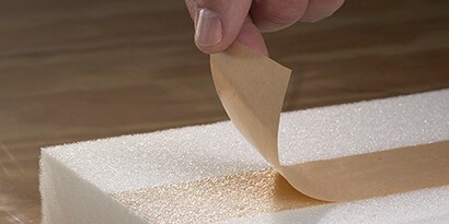 3M Urethan-Klebeband auf einem Stück weißen Schaumstoff
