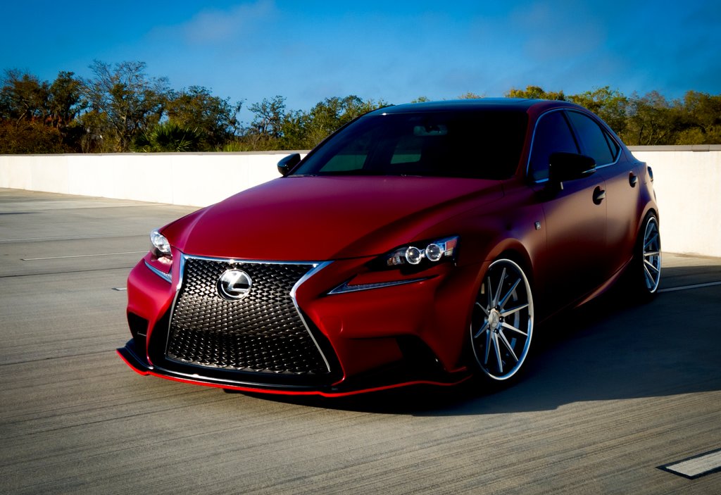 Auto mit Satin Vampire Red Wrap umwickelt