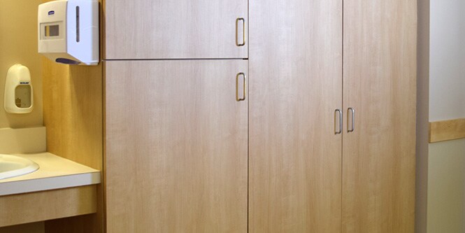 Waschbecken und Schrank in einem Krankenzimmer, mit heller 3M DI-NOC Architekturfolie
