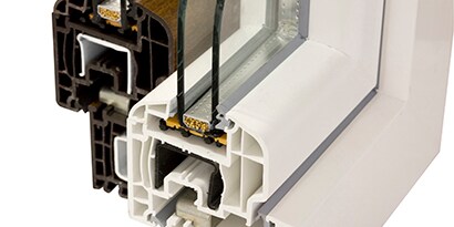 Querschnitt durch ein Hart-PVC-Profil, das die Verbindung von Fensterrahmen und Glas mit einem 3M Klebstoff zeigt
