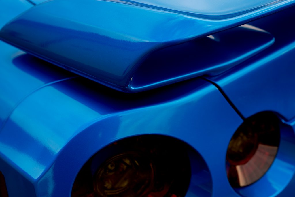 Auto mit Gloss Blue Fire Wrap umwickelt	