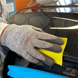 Vorschleifen von Kanten und Rändern mit den 3M™ Hookit™ Flexiblen Schleifstreifen
