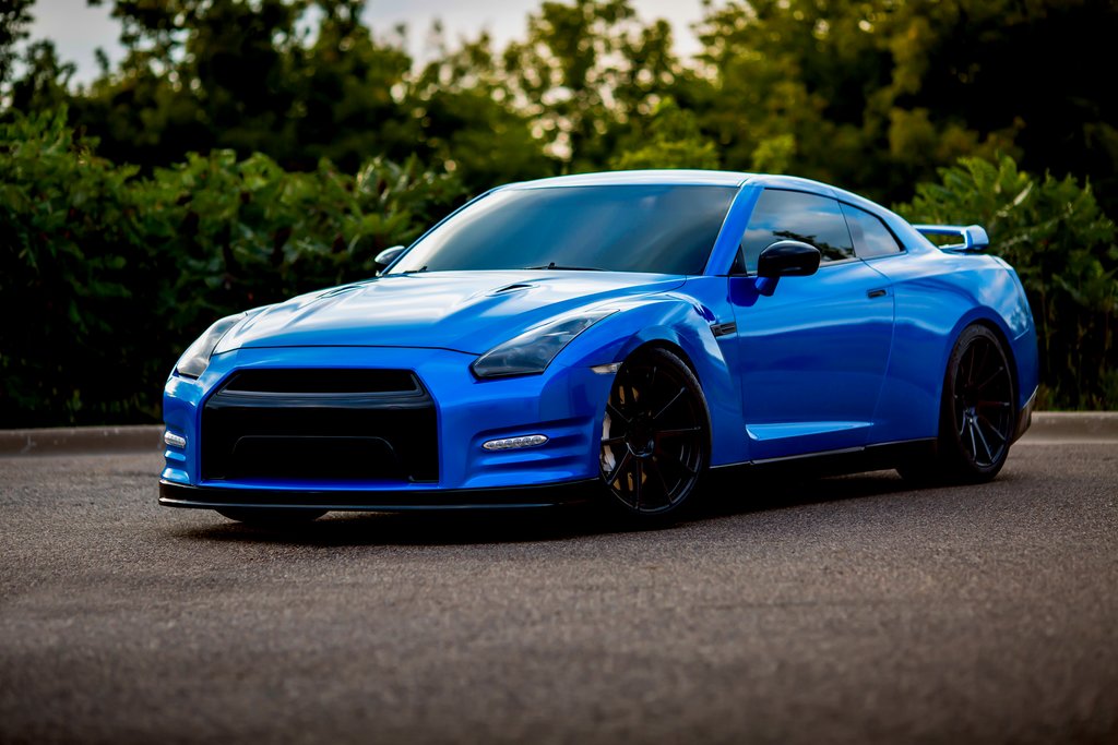 Auto mit Gloss Blue Fire Wrap umwickelt