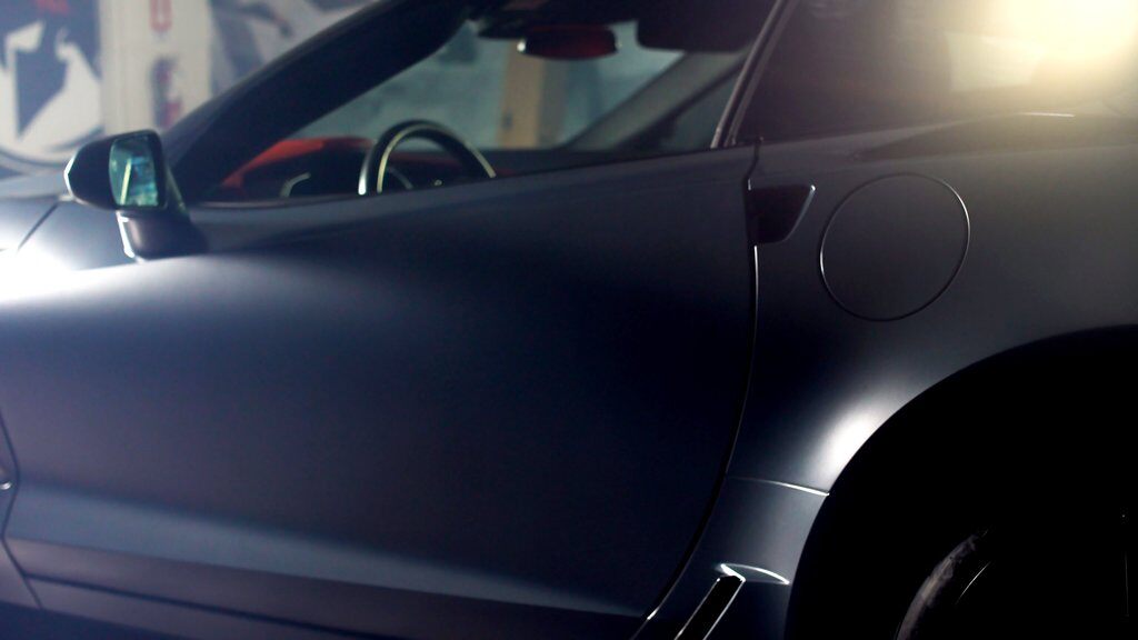 Auto mit Satin Thundercloud Wrap gewickelt
