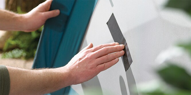 Scotch® EXTREMIUM™ Gewebe- und Reparaturband wird auf einem Auto angebracht

