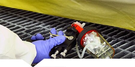 Lackierer beim Auftragen einer Schutzbeschichtung mit 3M Accuspray
