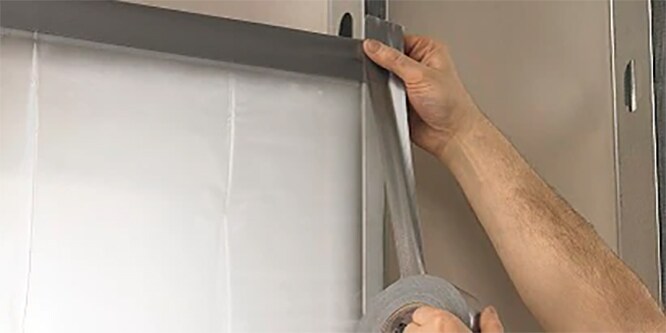 Ein Maler verwendet Scotch® EXTREMIUM™ Gewebe- und Reparaturband für einen Auftrag

