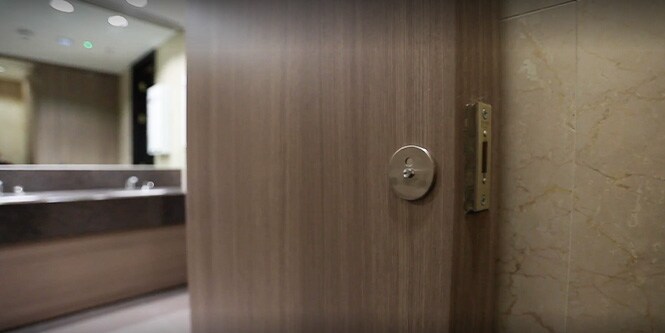 Tür zum renovierten Toilettenbereich, mit 3M DI-NOC Architekturfolie in dunklem Holzton
