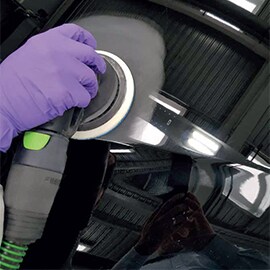 Mit 3M™ Hookit™ Flexibler Schaumstoffscheibe P800–P1000 benachbarte Bereiche beilackieren.
