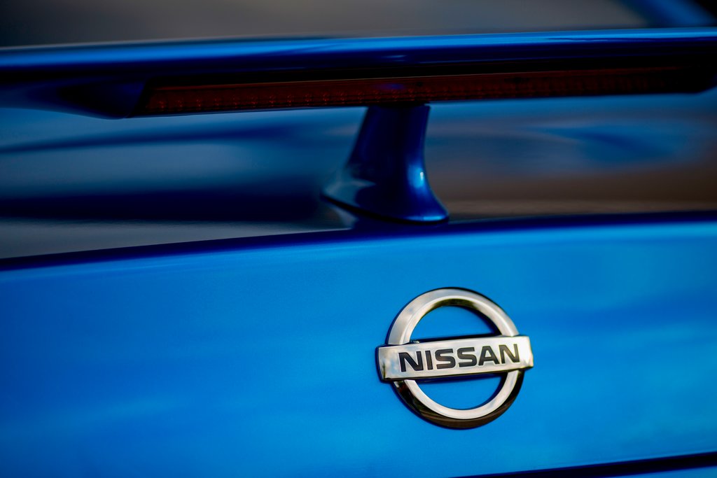 Auto mit Gloss Blue Fire Wrap umwickelt