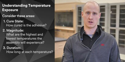 einAnwendungstechniker die Temperaturbeständigkeit von Klebstoff nach Verkleben Baugruppe erläutert
