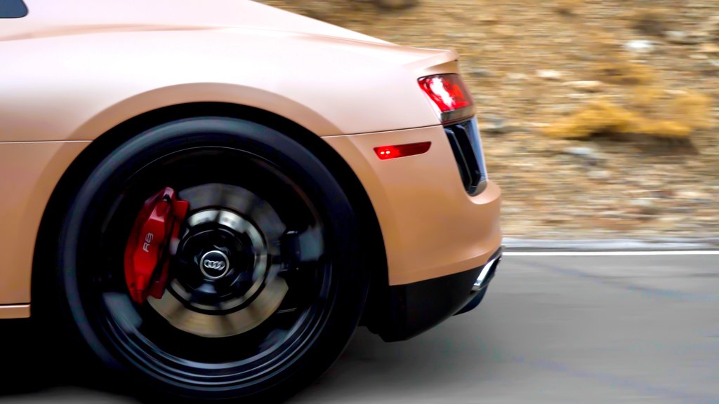 Auto mit Satin Caramel Luster Wrap gewickelt