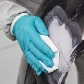Reinigen einer beschädigten Stoßstangenverkleidung
