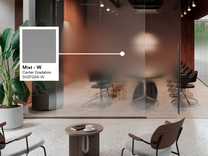 Moderner Konferenzraum, warme Farben, Steinböden, Pflanzen, Glasdesignfolie Nebeleffekt.
