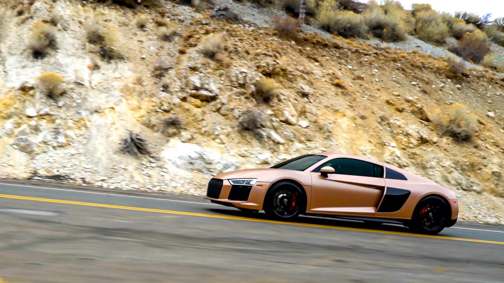 Auto mit Satin Caramel Luster Wrap gewickelt