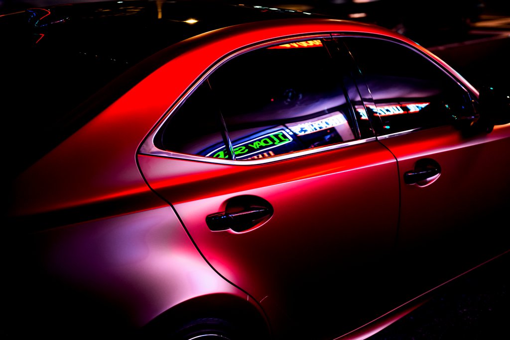 Auto mit Satin Vampire Red Wrap umwickelt