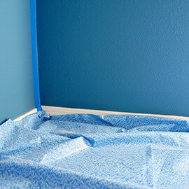Schützen Sie den Boden mit einer Abdeckplane oder probieren Sie die ScotchBlue™ Vorverklebte Abdeckung aus
