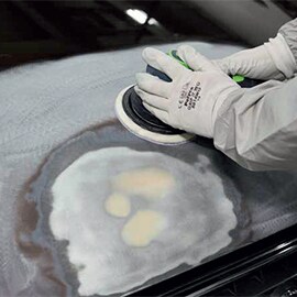 Feines Schleifen der Oberfläche und Übergangsbereiche mit 3M™ Cubitron™ II Schleifmitteln