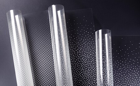 Drei Rollen von 3M FASARA Glasdesignfolien mit Punktabstufungsmustern
